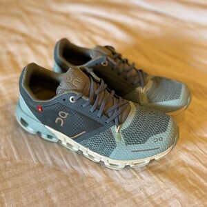OnCloud CloudFlyer Sneakers (Women’s 6)
